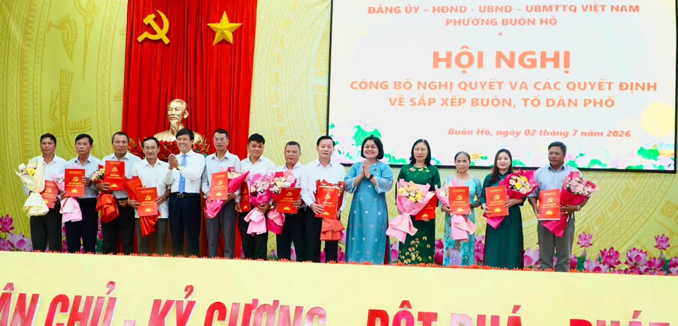 Hội nghị công bố các quyết định về tổ chức và cán bộ sau sắp xếp buôn, tổ dân phố trên địa bàn phường Buôn Hồ
